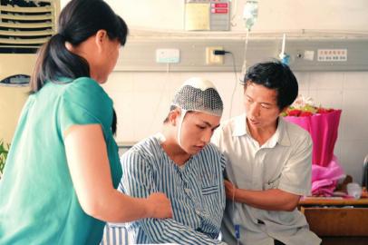 6月7日，柳艳兵的父母在病房照顾他。 新华社发