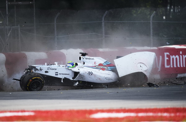 图文:F1加拿大站正赛 马萨的赛车撞毁