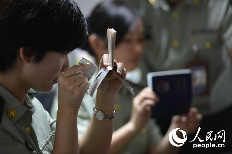 江苏南京:边检女警练强本领迎青奥(高清)(组图