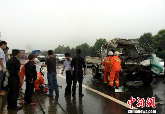 6月9日11时许，贵州省遵赤高速仁怀段发生一起货车追尾事故，致2人当场遇难，1人受伤。　徐万彬　摄