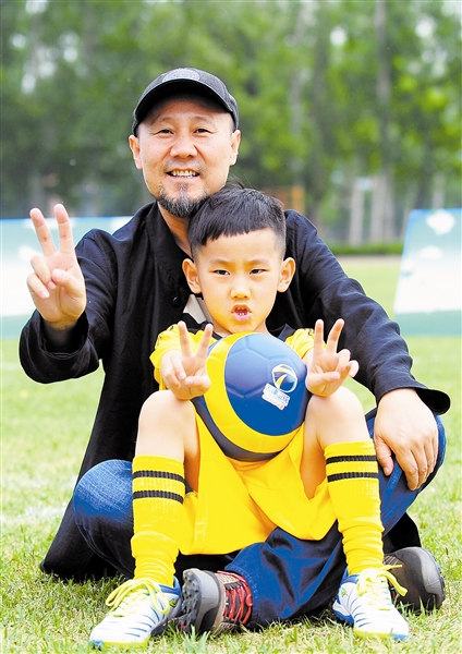 送6岁爱子参加天津卫视《中国足球梦》- 腾格尔:望儿子能成足球先生