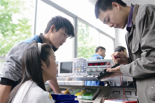 专科生学应用电子技术专业的学生出来后可以找那些工作