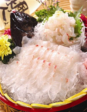 本地鱼生也讲究选料,工和摆盘