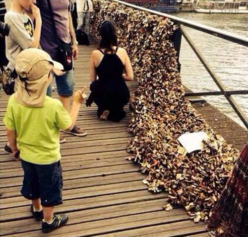 微博网友“@法国人nanoF”上传的爱情桥“垮塌”照片。