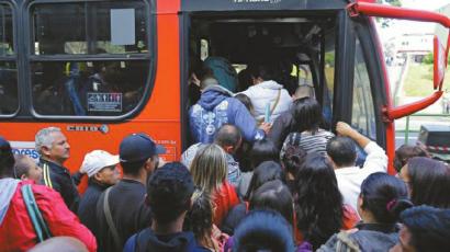 地铁不能坐，圣保罗市区公交车挤得一塌糊涂。