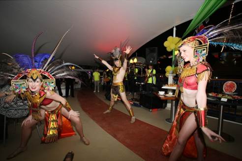 船上派对为您带来精彩的桑巴舞蹈表演，引领令大家尽情投入这股巴西足球热潮，与丽星邮轮一起畅玩巴西足球狂欢盛会。
