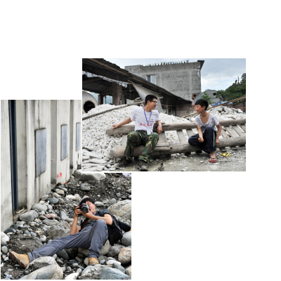 《河北日报》记者在芦山震区采访。