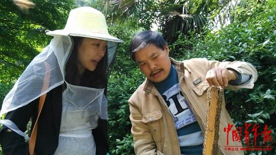 王淑娟与蜂农王兴福在蜂场。记者 王素洁 摄