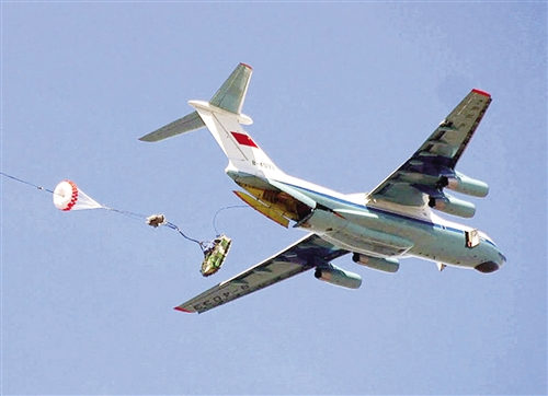 解放军首次在高原重装空投战车 力保西藏安全_厦门频道_凤凰网
