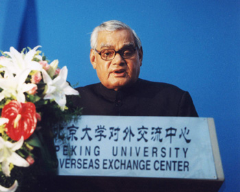 2003年瓦杰帕伊访华时在北大发表演讲