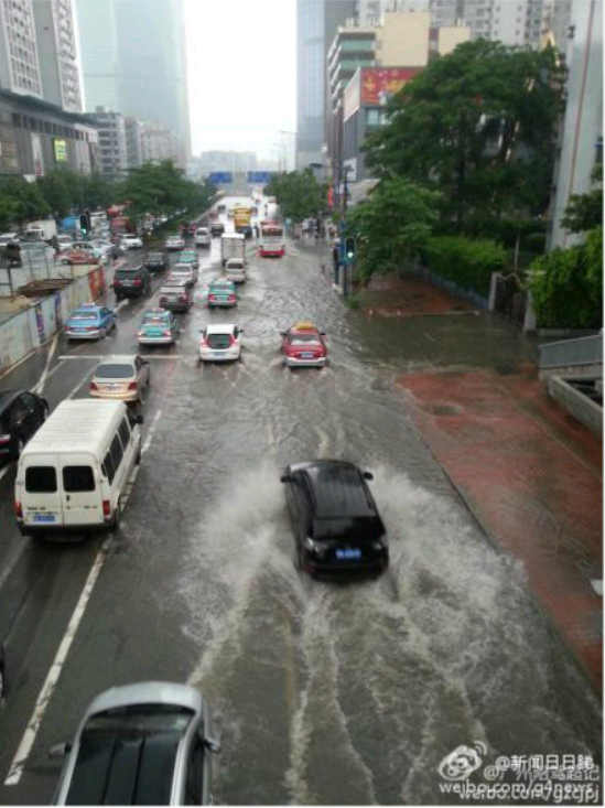 广州暴雨黄色预警信号生效 多地市民被困(图)