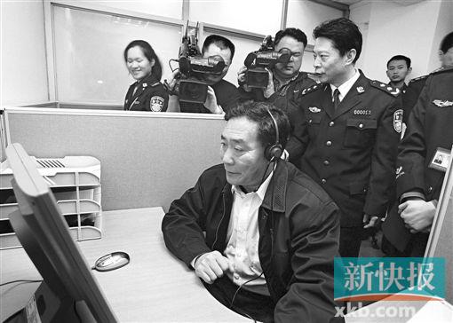 梁国聚同志调研民警心理咨询电话系统。
