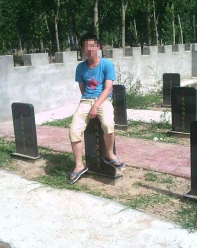 少年踢倒河北清苑南段庄烈士陵园的英雄纪念碑（地道战） 图