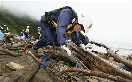 岩手县、宫城县、福岛县警方仍继续在沿海地区搜寻在大地震中的失联人员。
