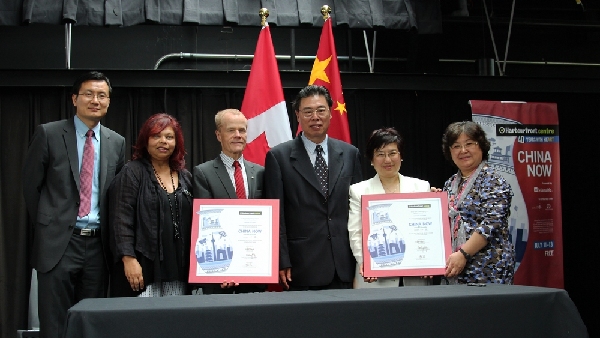 多伦多湖滨中心总裁威廉·博伊尔（右）和加拿大国际文化基金会主席吴永光（左）在“加拿大中国民俗文化节-CHINA NOW”致辞。（新华网记者 曾德金）