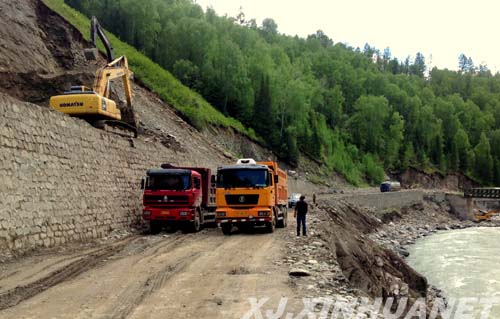 图为:禾木公路施工现场