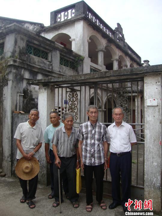 83岁的陈福炎、83岁的曾棠、83岁的谭添伦、92岁的钟泉、87岁的谭振棠（从左到右）指证被侵华日军占据，改成慰安妇的宿舍、饭堂和浴室的莲塘村谭家旧屋　冒韪　摄