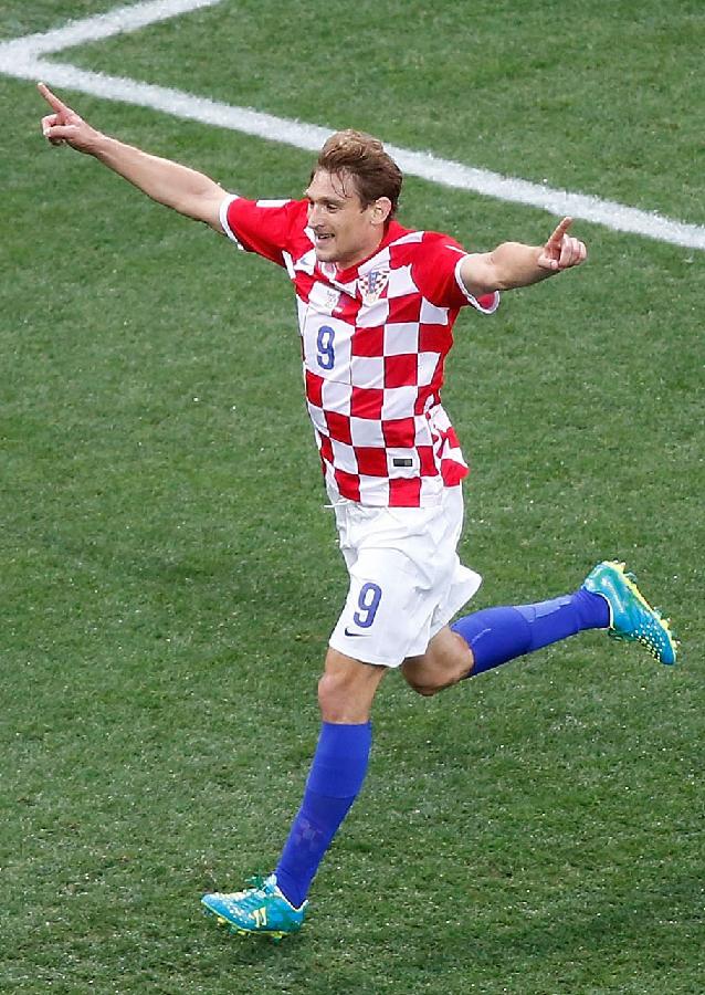 (世界杯)(2)足球--揭幕战:克罗地亚队球员庆祝得