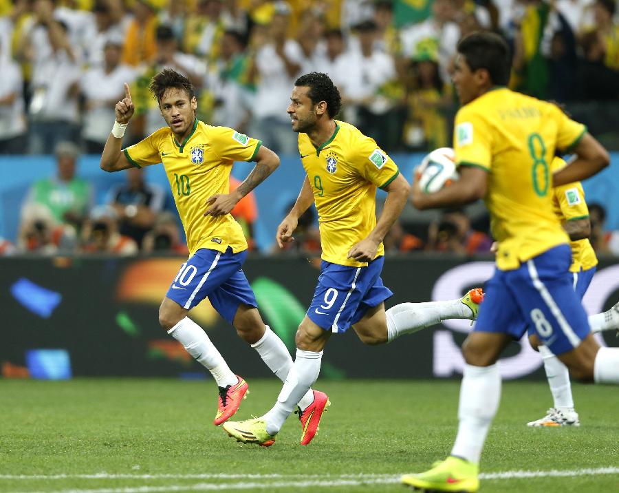 (世界杯)(5)足球--揭幕战:巴西队庆祝扳平比分(图
