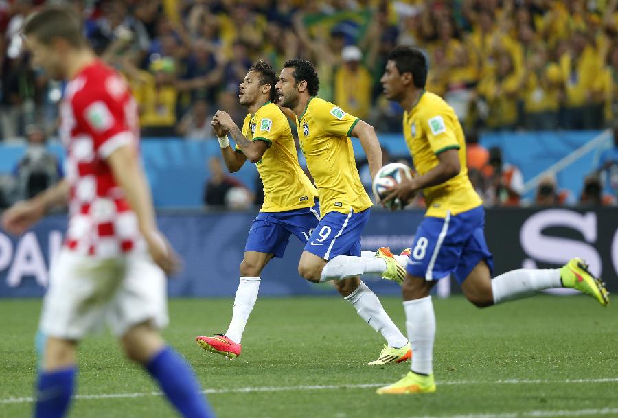 (世界杯)(4)足球——揭幕战:巴西队庆祝扳平比分(图)