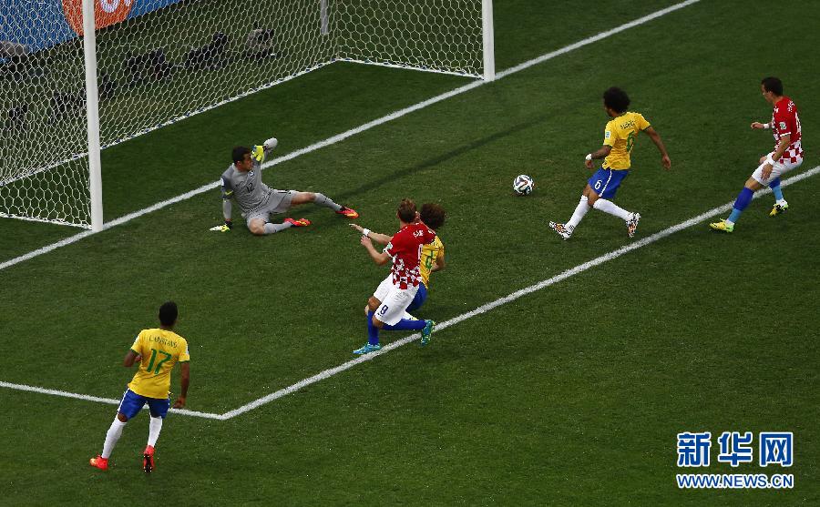 马塞洛打进乌龙球瞬间(组图)|巴西乌龙球