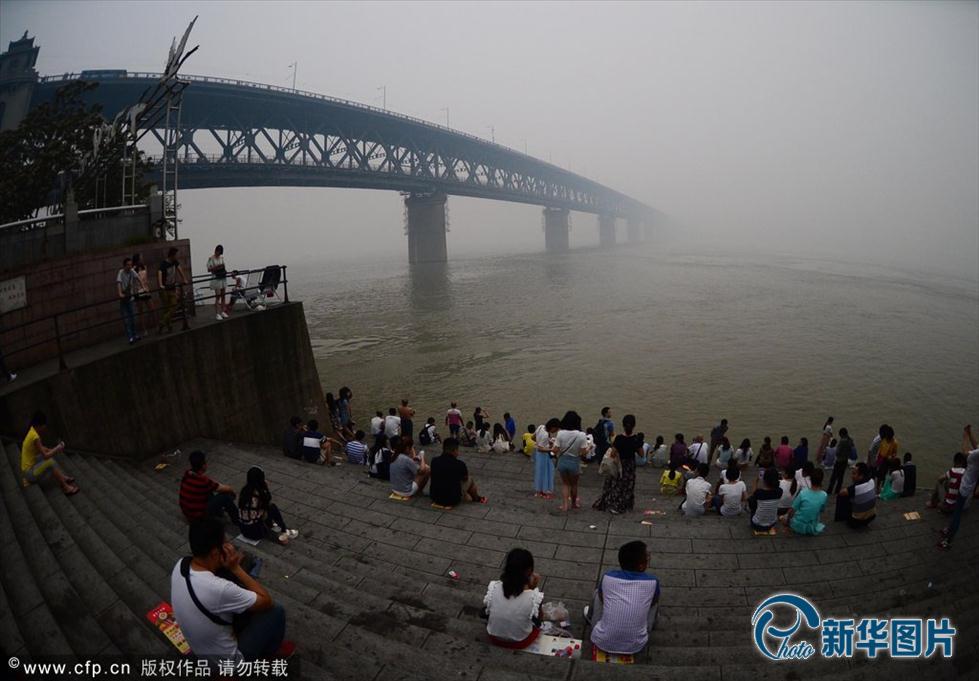 武汉雾霾严重 长江大桥进入隐身模式(组图)