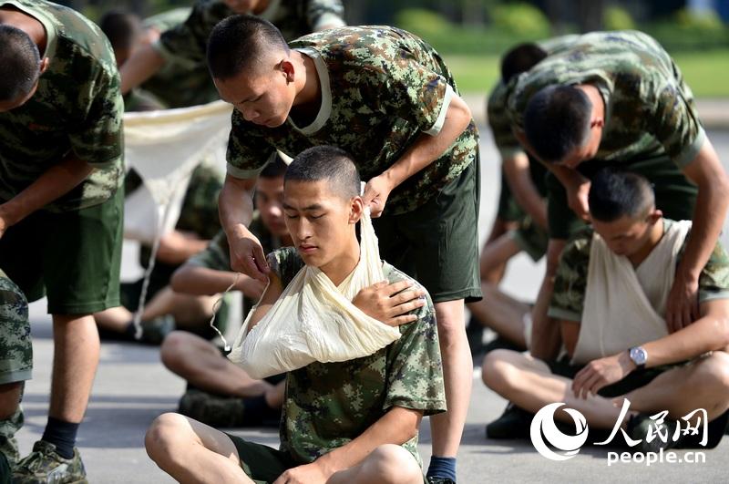 边防战士正在学习中暑后的急救技能.