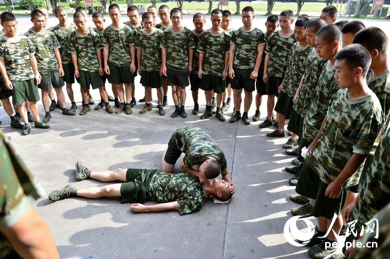 边防战士正在学习中暑后的急救技能.