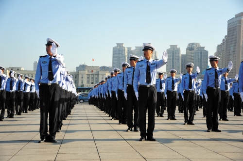 大连千名文职交警正式上路(图)