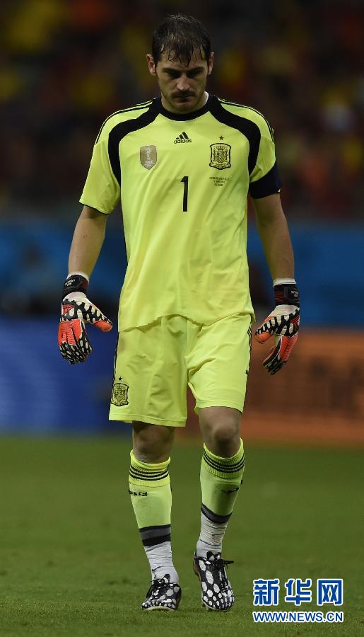 6月13日,西班牙队守门员卡西利亚斯在对方进球