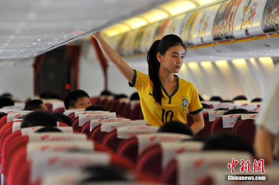 中国空姐身穿巴西队服变身足球宝贝(高清组图