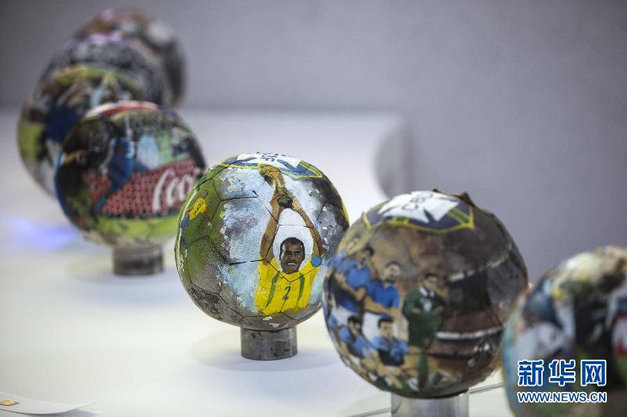 阿根廷画家展示世界杯"足球彩绘"(组图)