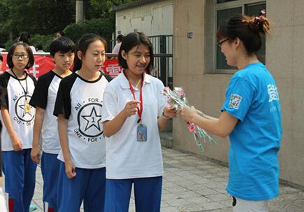 月13日,在今年父亲节到来前的最后一个学习日,北京市华夏女子中学初一