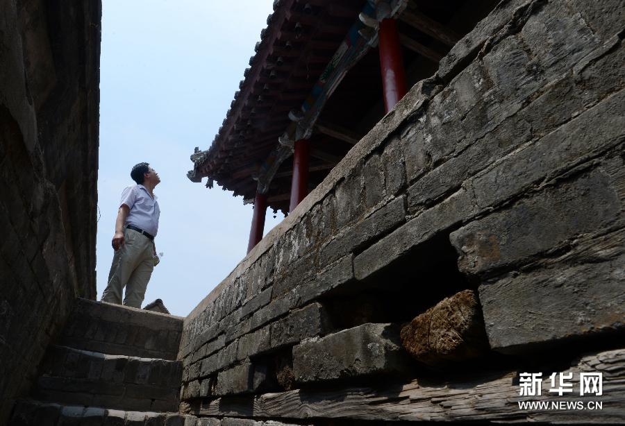 铃铛阁为二层楼阁式建筑,下层为出入泰山行宫之门,上层殿宇建筑四面