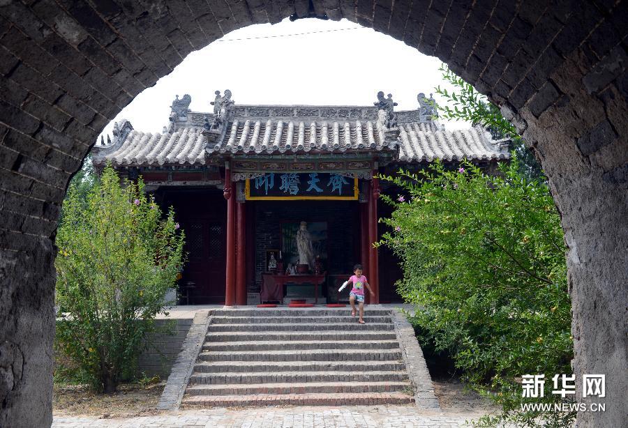 铃铛阁为二层楼阁式建筑,下层为出入泰山行宫之门,上层殿宇建筑四面