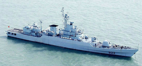 资料图:中国海军522舰连云港号正在航行.