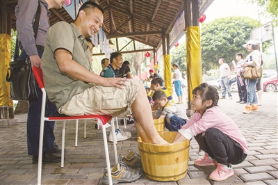 6月14日,在父亲节行将到来之际,重庆美心洋人街景区提议了"给父亲洗脚