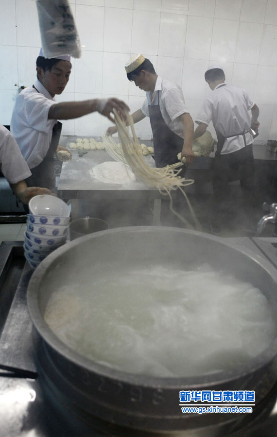 在兰州东方宫清真餐饮有限公司的兰州牛肉拉面馆,做面师傅在制作拉面