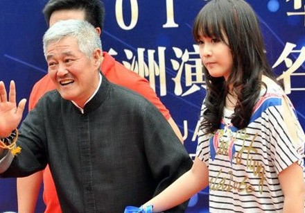 赵本山儿子下乡 憨厚模样坦言:我是农民的孩子!(组图)