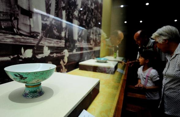 当日,"慈禧的瓷器"清宫御窑瓷器艺术展在厦门市博物馆开展,展出瓷器