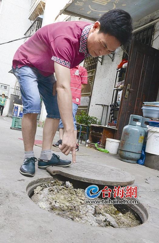 下水道堵塞 屎尿满窨井(图)