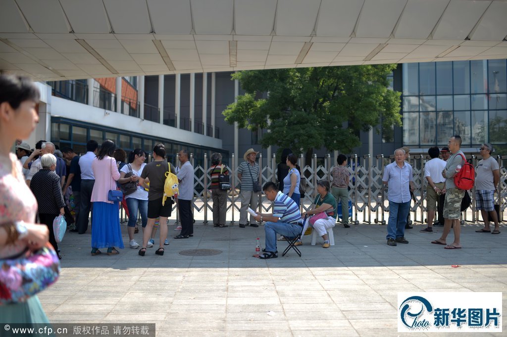 2014年6月14日，北京，为期两天的全市各小学现场审核适龄儿童入学信息开始。今年全市共有160575人参加小学信息采集。***_***在史家小学门前，不少家长咨询等待。