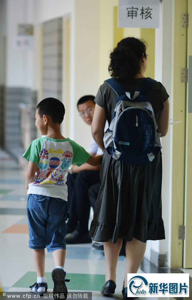 2014年6月14日，北京，为期两天的全市各小学现场审核适龄儿童入学信息开始。今年全市共有160575人参加小学信息采集。***_***在史家小学门前，不少家长咨询等待。