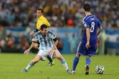 图文：阿根廷vs波黑 梅西与佩雷斯拼抢