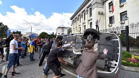 当地时间6月14日，示威者袭击俄罗斯驻乌克兰使馆。