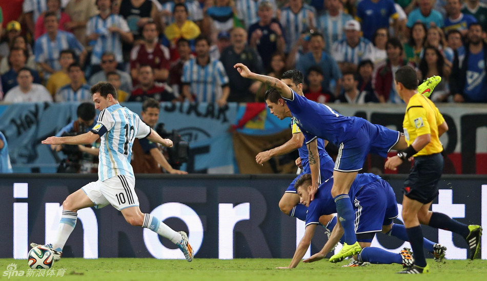 梅西破世界杯8年球荒 阿根廷2-1力克波黑(组图