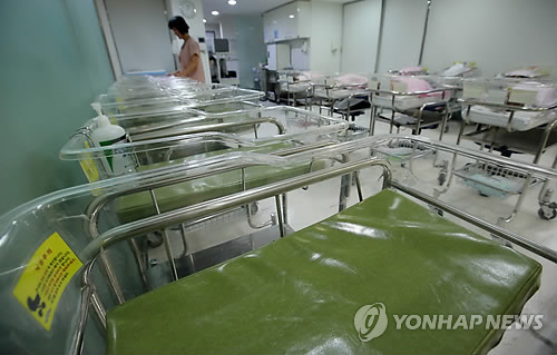 韩联社16日援引美国中情局出版的《世界概况》调查报告称，今年韩国的总和生育率在全球排名倒数。