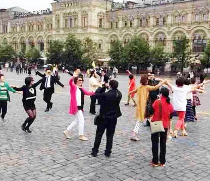 大妈莫斯科跳广场舞 网友:人类再也阻止不了大