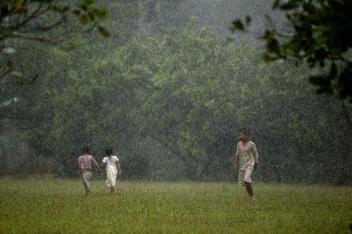图文:探访亚马孙河玛瑙斯部落 雨中玩耍的孩子