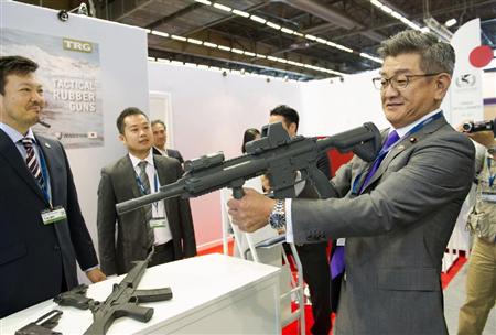 日本防卫副大臣武田良太出席此次武器展。